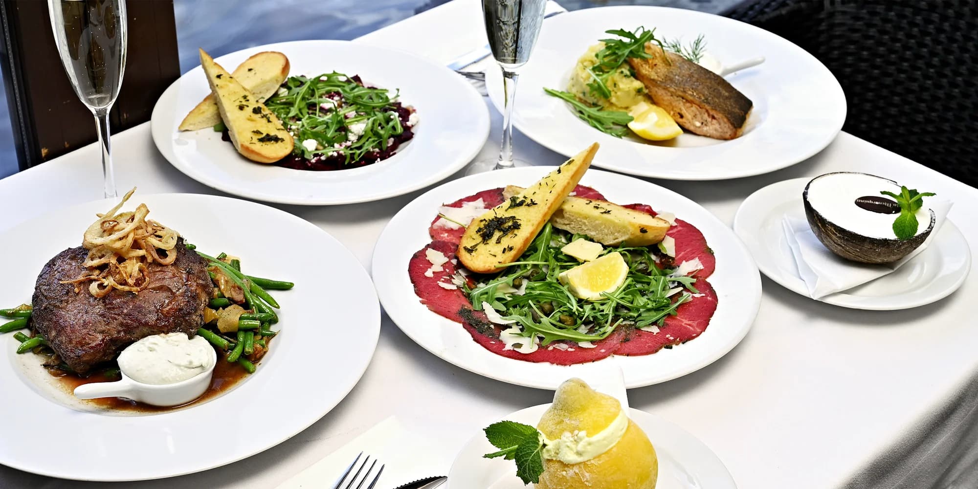 Speciální steakové tříchodové menu s výhledem na Karlův most pro 1 či 2 osoby