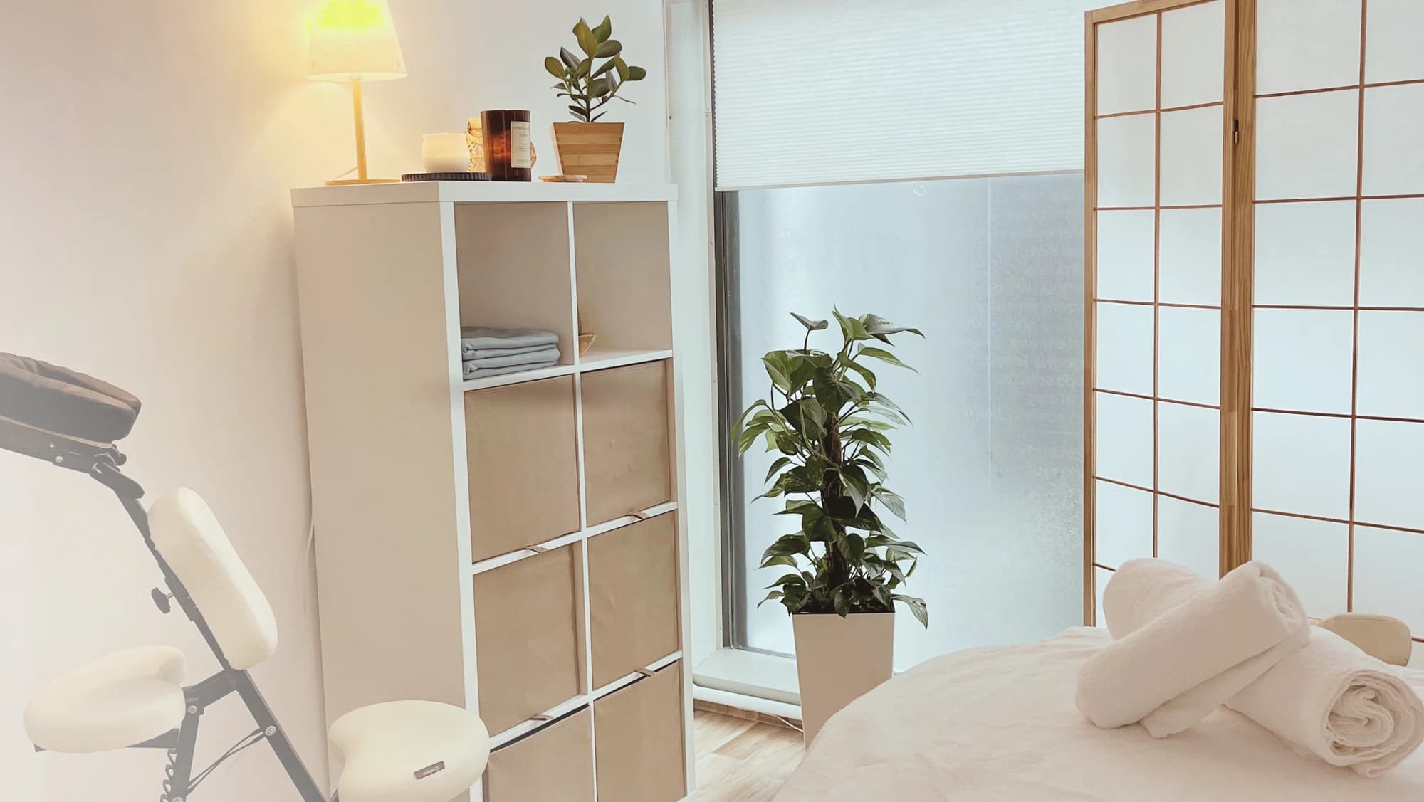 Terapeutická masáž s elektroterapií nebo regenerační masáž pro odstranění bolesti a únavy