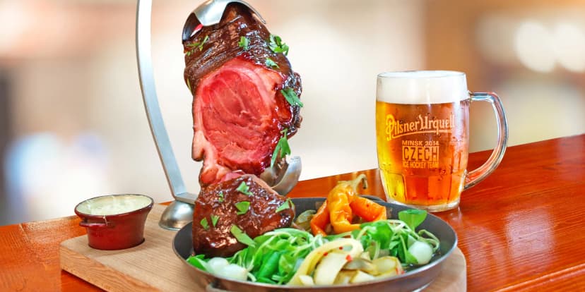 Pečené koleno s chlebem, cibulí, křenem, hořčicí a pivem Pilsner Urquell nebo Birell