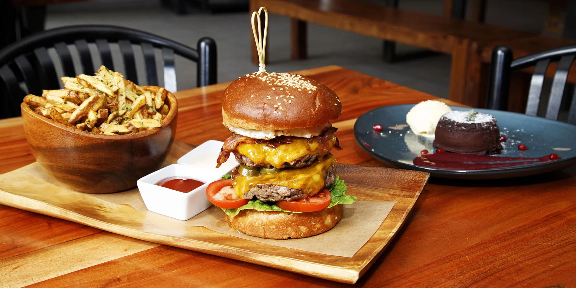 Past na pořádný hlad: 2x hovězí XXL burger s domácími hranolky i čokoládový fondant