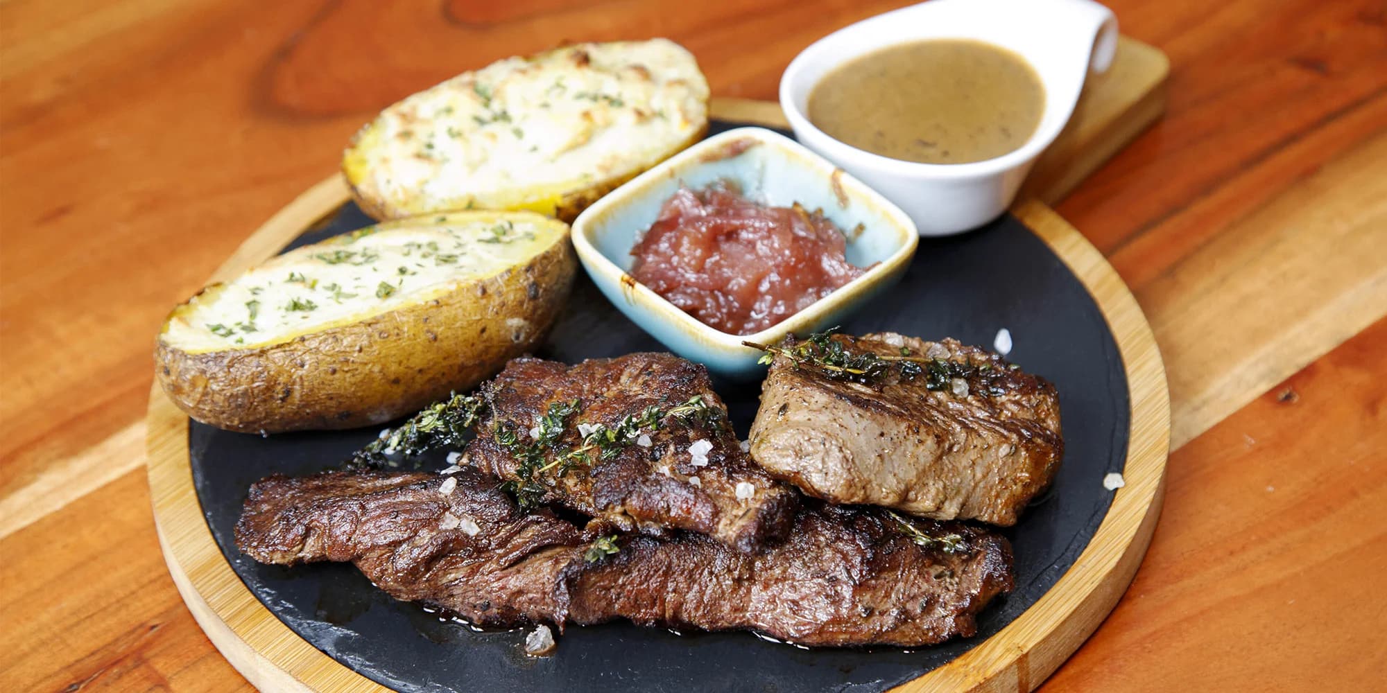 Hanger steak s chutney, pepřovou omáčkou a pečenými bramborami pro 2 osoby
