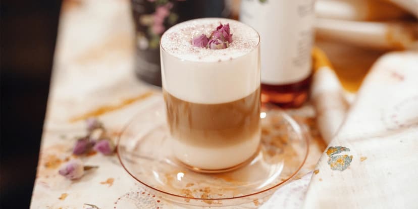 Na kafe, prosecco i něco sladkého do pražské kavárny na Starém městě