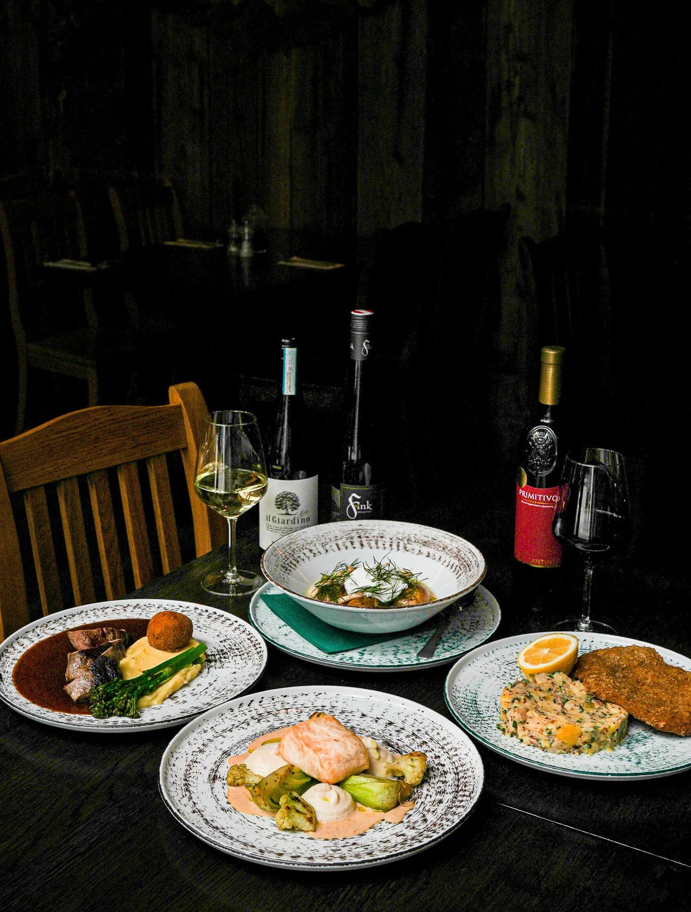 Tříchodové menu v moderní restauraci s celoročně otevřenou zahrádkou pro 2 osoby