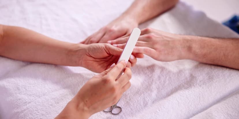 Manikúra či pedikúra vč. masáže a klasického lakování nebo gel laku
