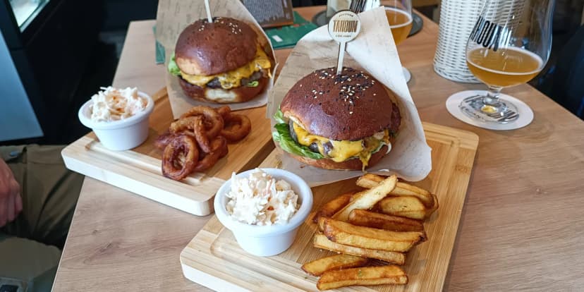 Tahoun burger s hranolky či cibulovými kroužky, coleslaw a pivo dle výběru v pivovaru Tahoun