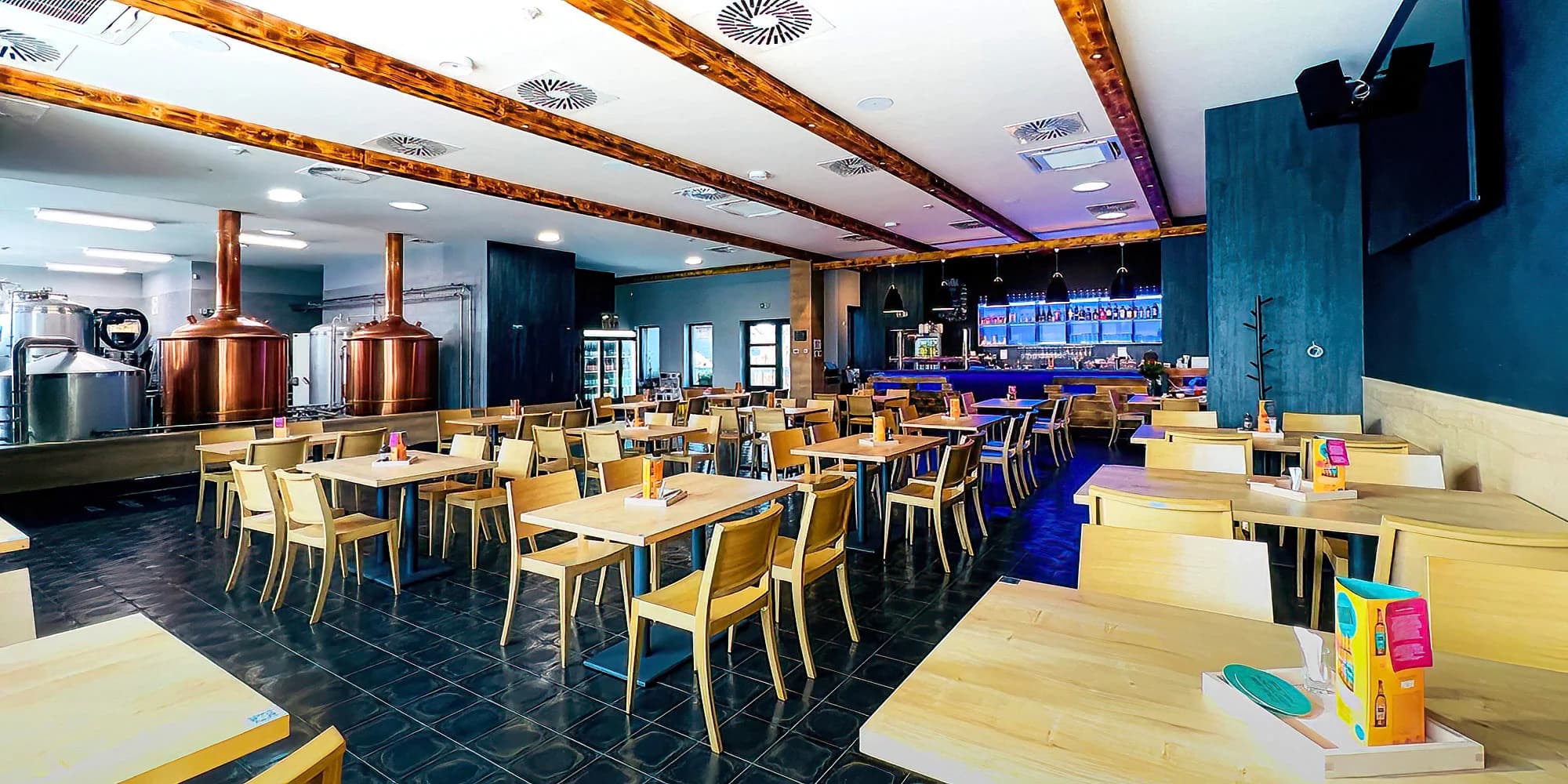 Tahoun burger s hranolky či cibulovými kroužky, coleslaw a pivo dle výběru v pivovaru Tahoun