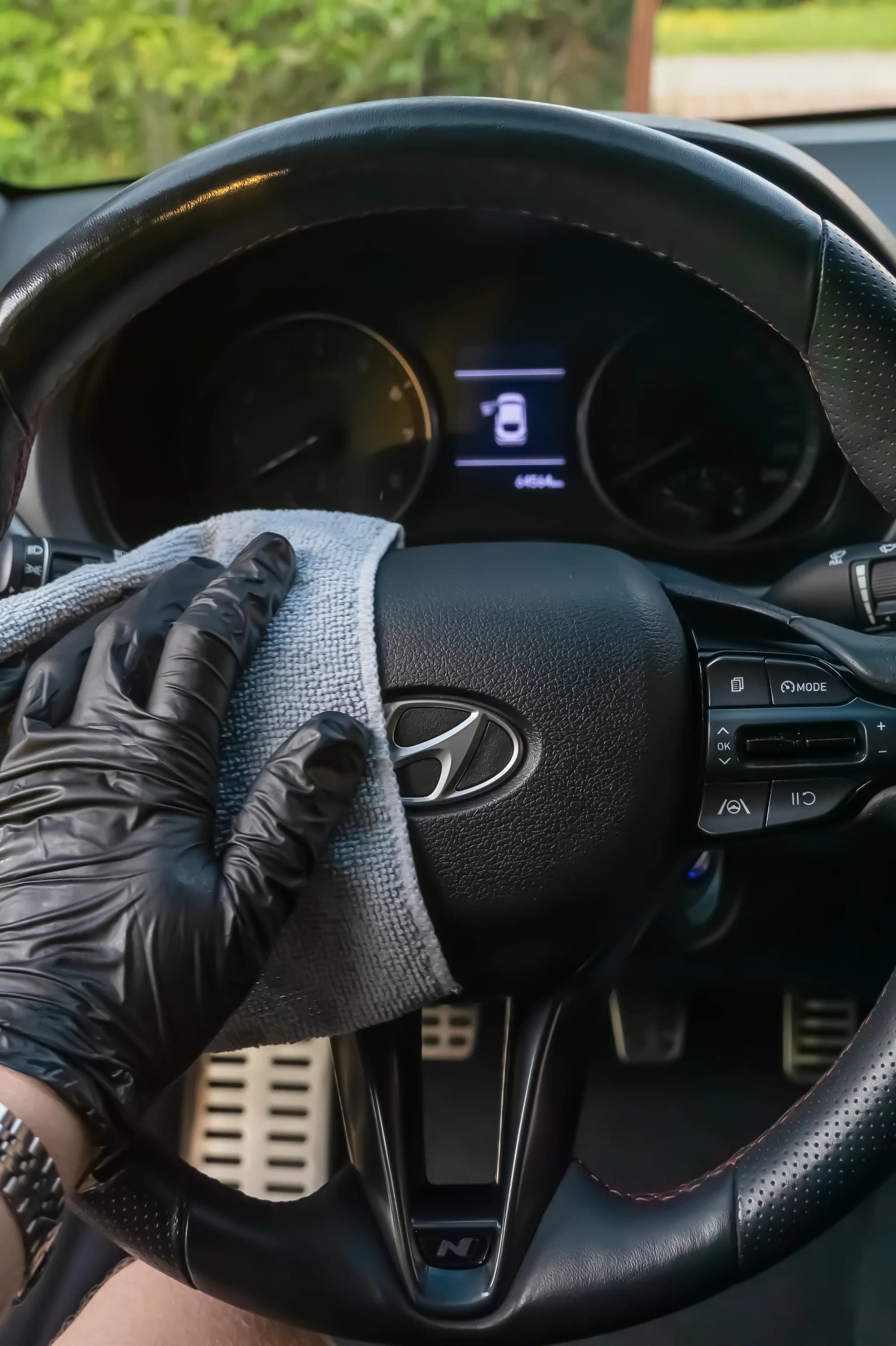 Auto jako ze škatulky: čištění interiéru, exteriéru i renovace světlometů