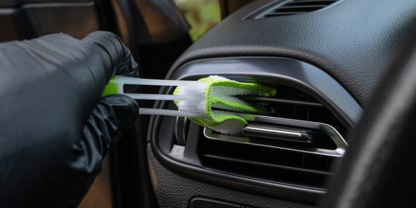 Auto jako ze škatulky: čištění interiéru, exteriéru i renovace světlometů