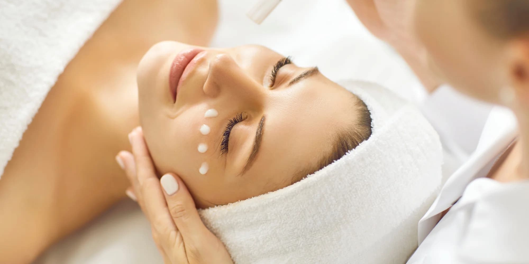 Kosmetické čištění pleti, mikrojehličkování či chemický peeling