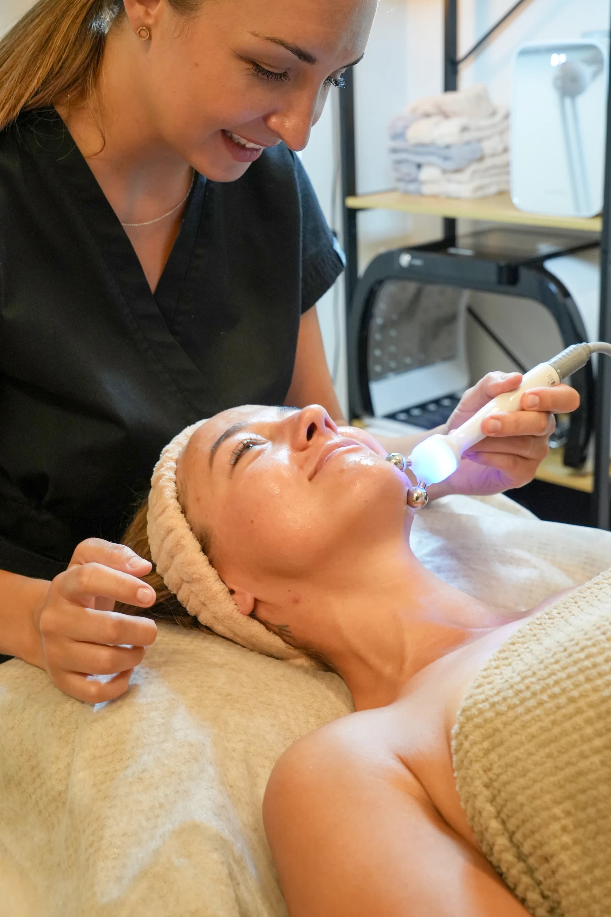 Omlazující kosmetický rituál HydroFacial s LED terapií i masáží vodním lůžkem a proseccem