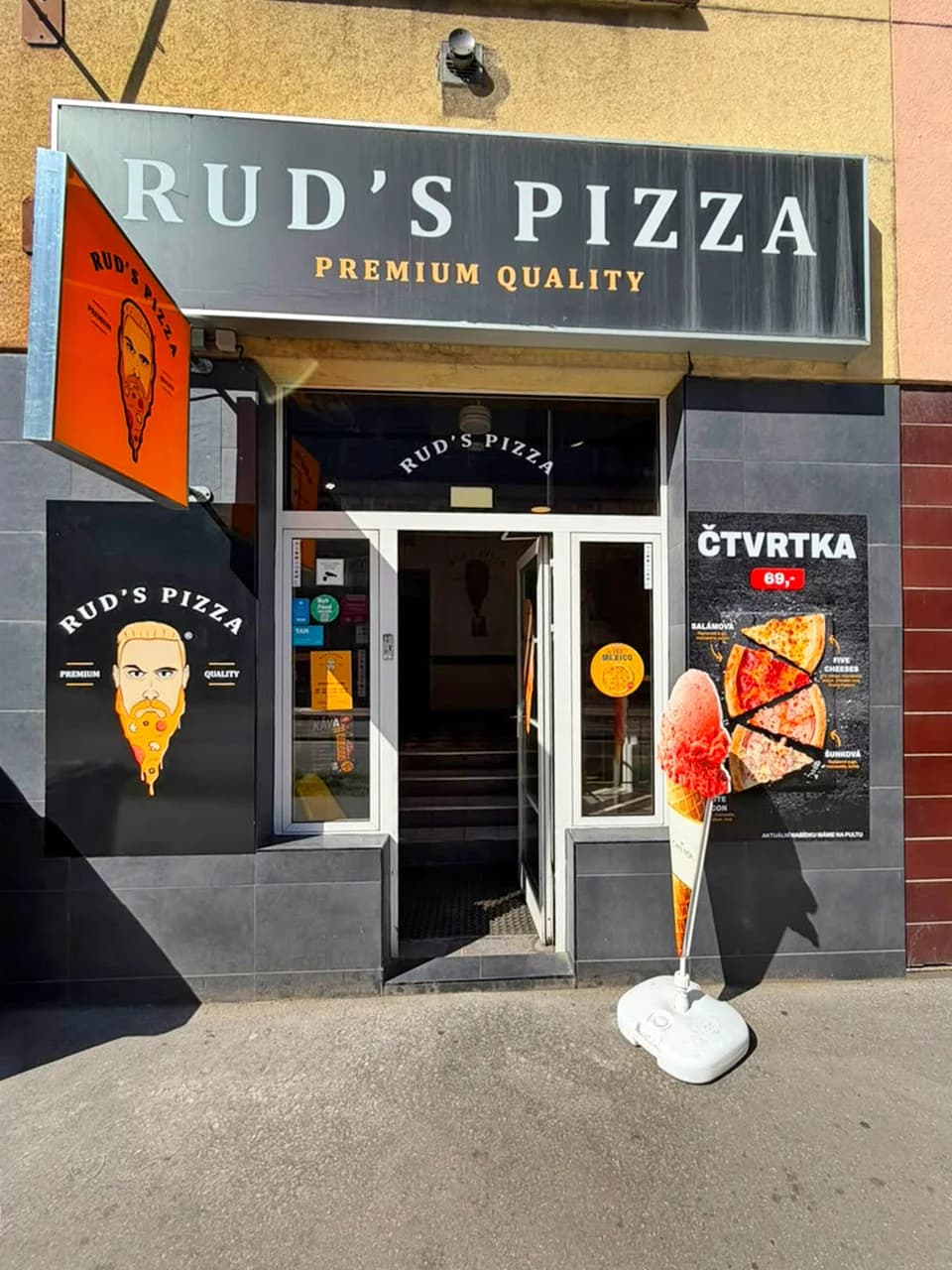 Za dobrotou do Nuslí: 1 nebo 2 pizzy dle výběru, s čedarovým okrajem a nápojem