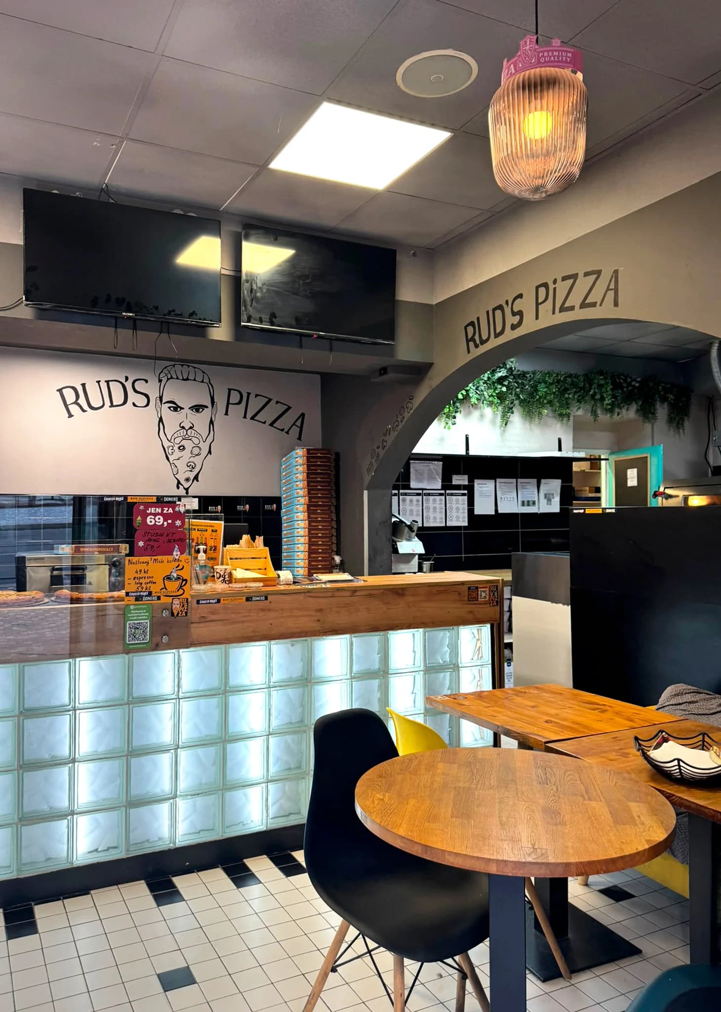 1 nebo 2 pizzy s čedarovým okrajem o průměru 40 cm, k tomu nápoj a dip