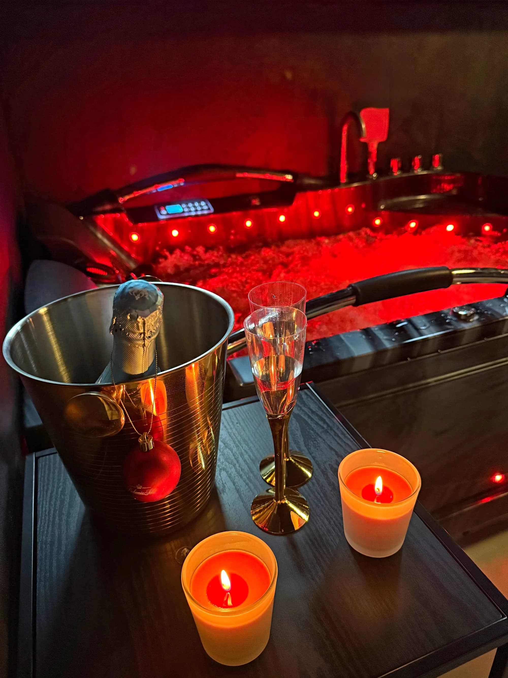 Privátní wellness pro dva: sauna, vířivka a masážní 5D křeslo, krb i aromaterapie