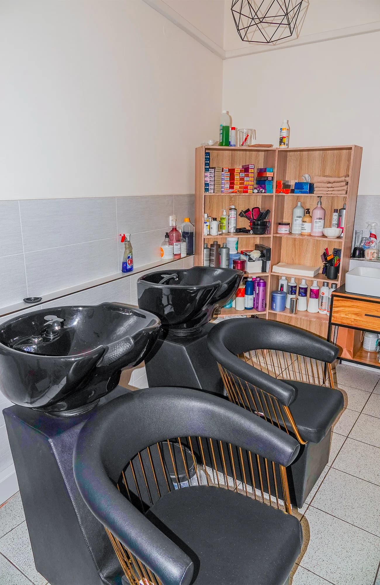 Moderní chlapecký nebo pánský střih v příjemném salonu na Praze 9