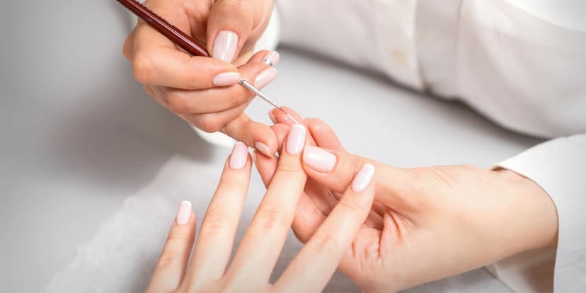 Kompletní péče o nehty: hloubková manikúra nebo gelová modeláž