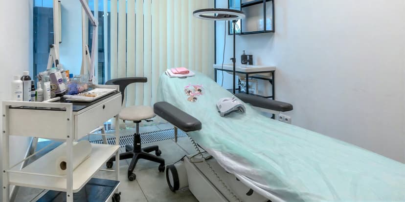 Pro zpevnění pokožky a redukci celulitidy: mikrojehličkování s koktejlem F-XBC