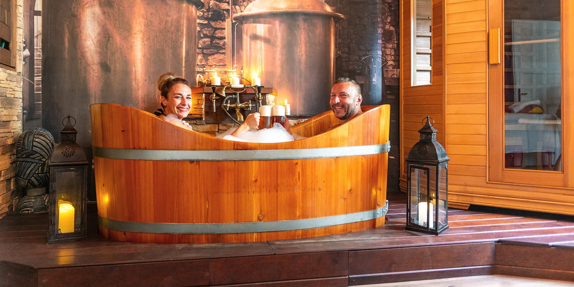 90 minut luxusní relaxace pro 2 osoby: pivní lázeň, masáž zad a šíje, chléb se sádlem a škvarky, pivo
