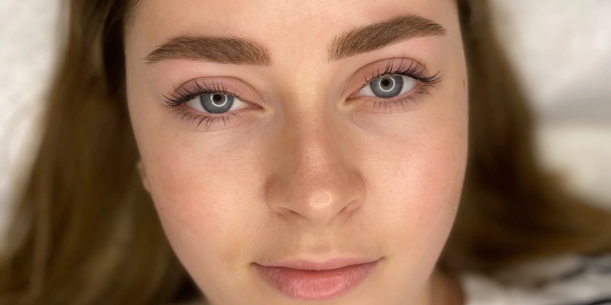 Permanentní make-up obočí pudrovou metodou nebo akvarelových rtů