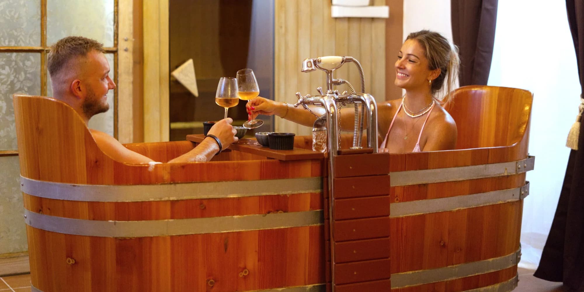 Vinné lázně jen pro vás, privátní sauna i koupací káď a neomezená konzumace vína pro 2 osoby