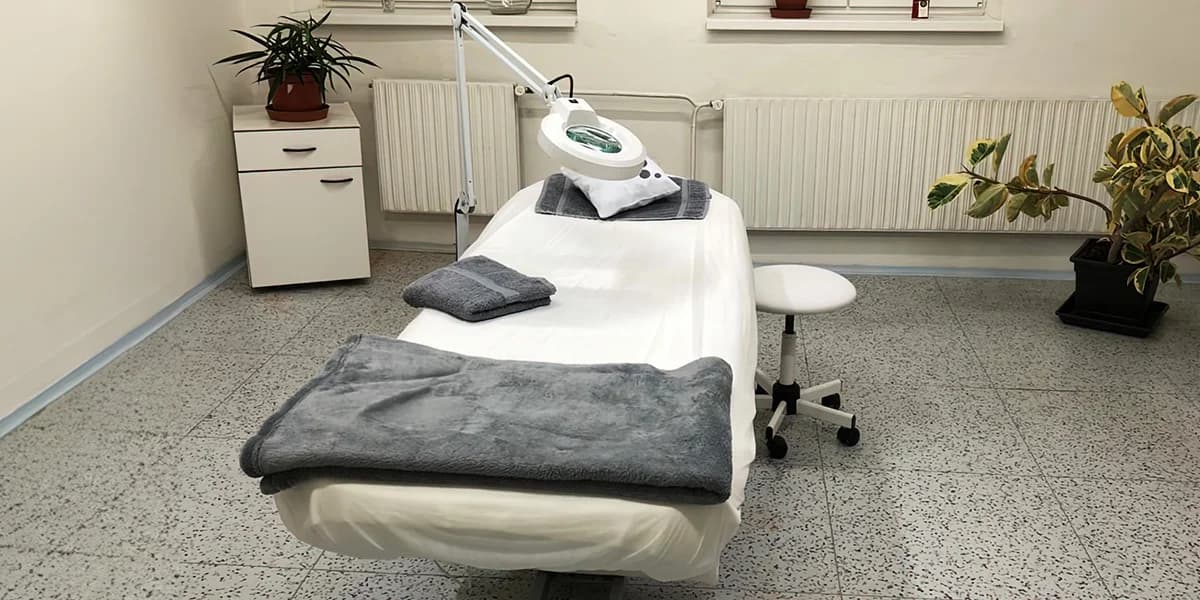 Kosmetické ošetření dle výběru: péče s čistěním, regenerací nebo chemickým peelingem