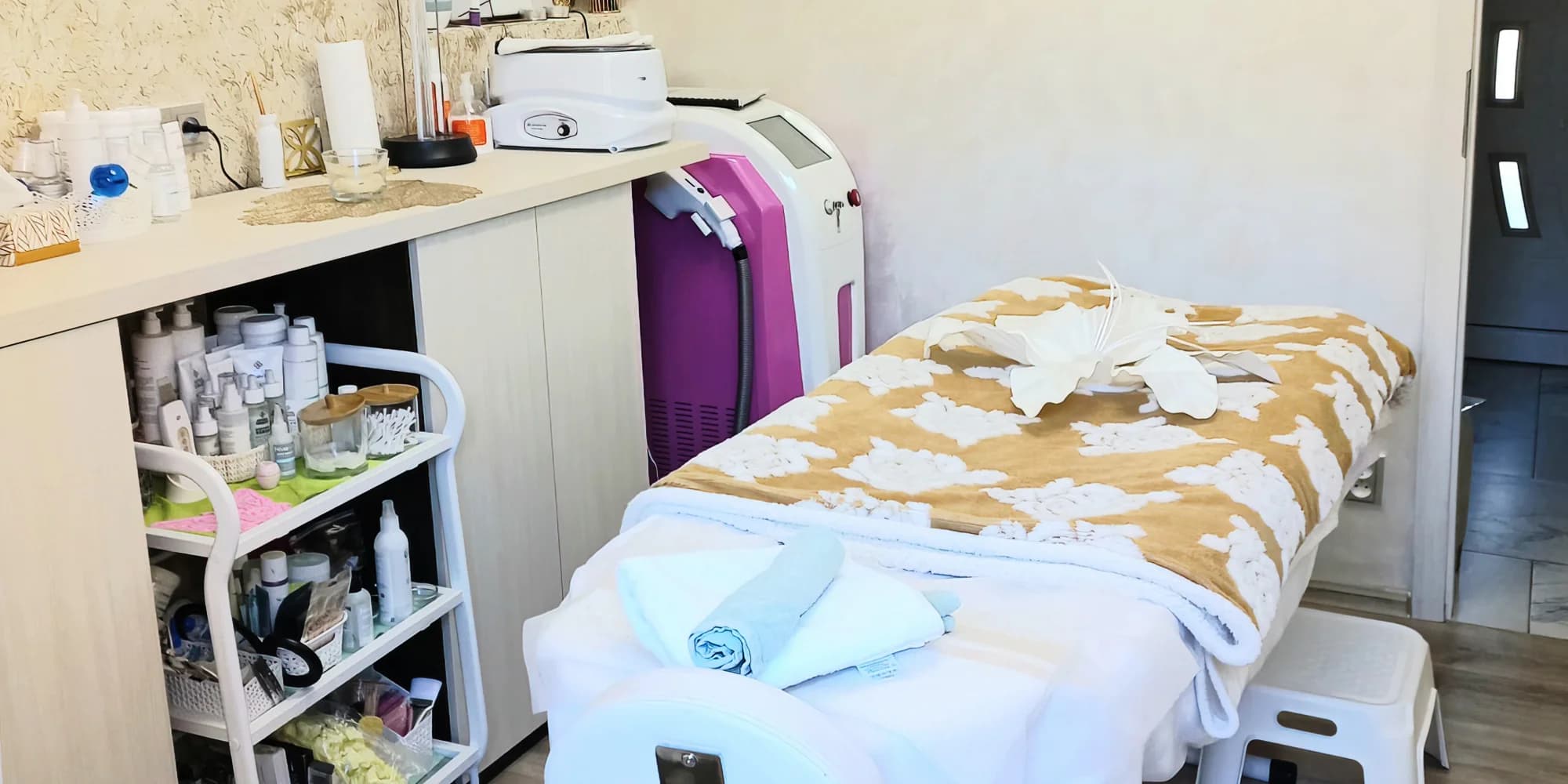 Vyberte si svou dávku krásy: Lifting řas, laminace, peeling i zábal na ruce