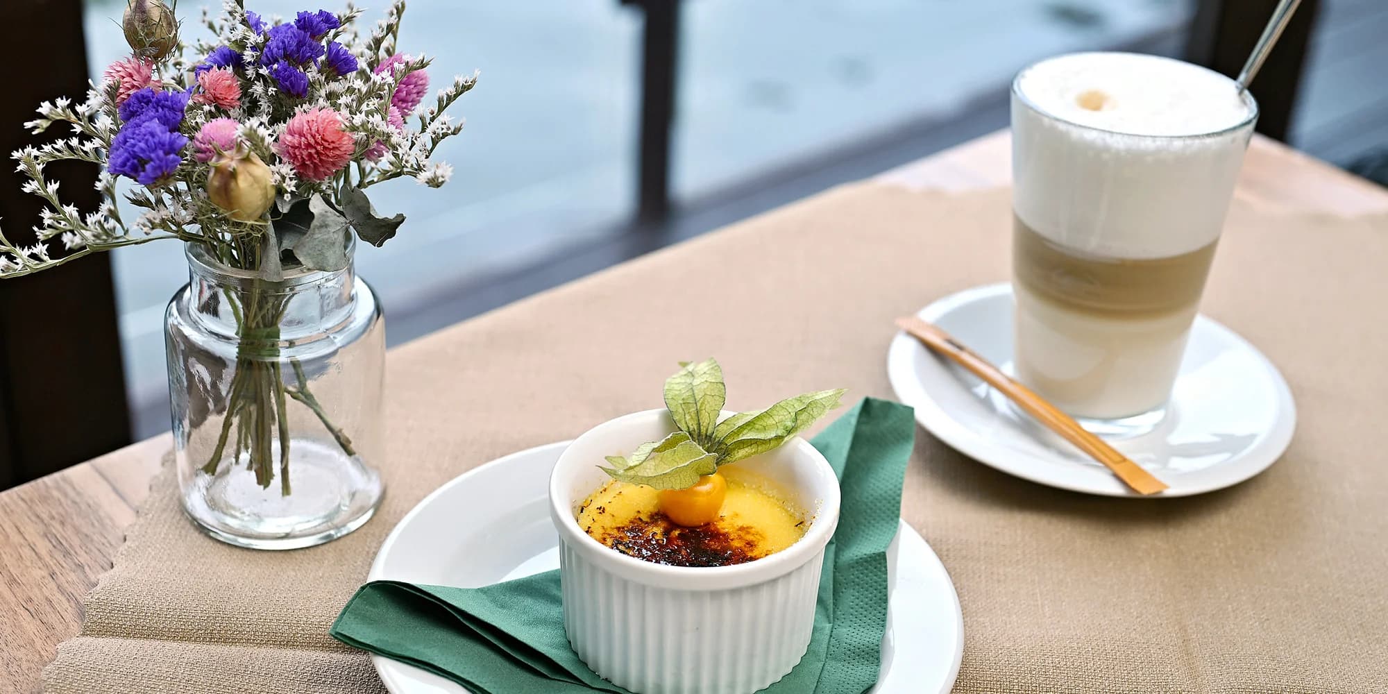Káva nebo svařák a crème brûlée s výhledem na Karlův most, pro 1 či 2 osoby