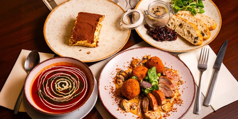 4chodové menu pro 2 osoby: paštika, tomatová polévka, vepřová panenka a tiramisu