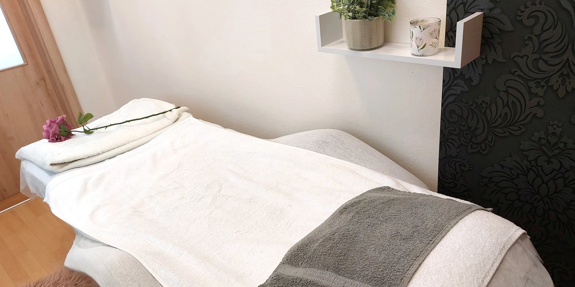 Kosmetické ošetření pleti i s masáží: čisticí gel, úprava obočí, peeling i hloubkové čištění pleti masážním přístrojem