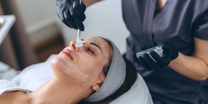 Kosmetické ošetření pleti i s masáží: čisticí gel, úprava obočí, peeling i hloubkové čištění pleti masážním přístrojem