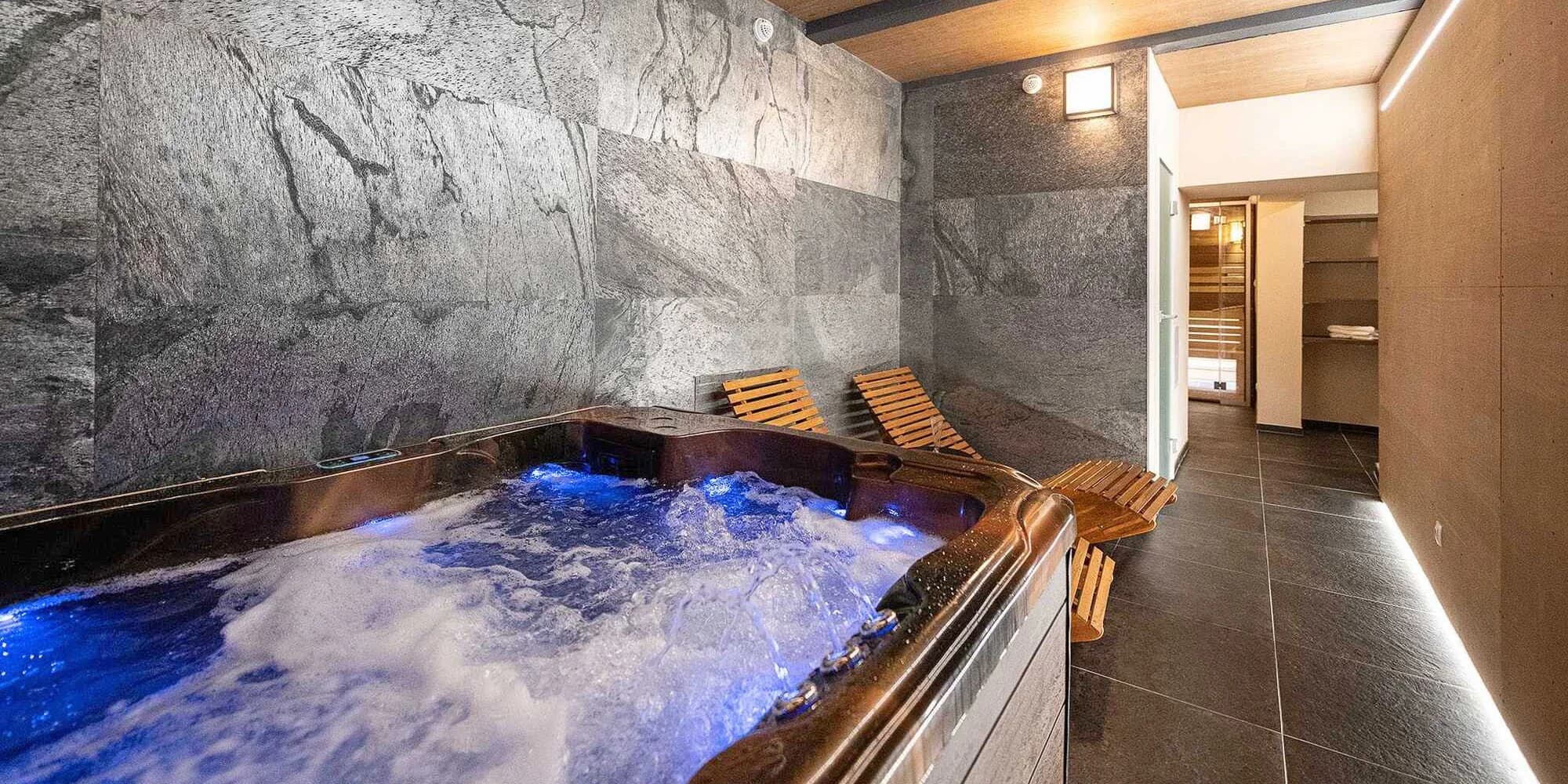 2 hodiny privátního wellness s vířivkou a finskou saunou pro 2 osoby