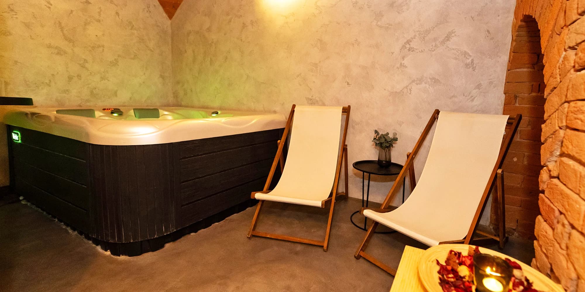 Privátní vířivka na 60 min. s láhví prosecca nebo na 90 min. se sushi pro dva