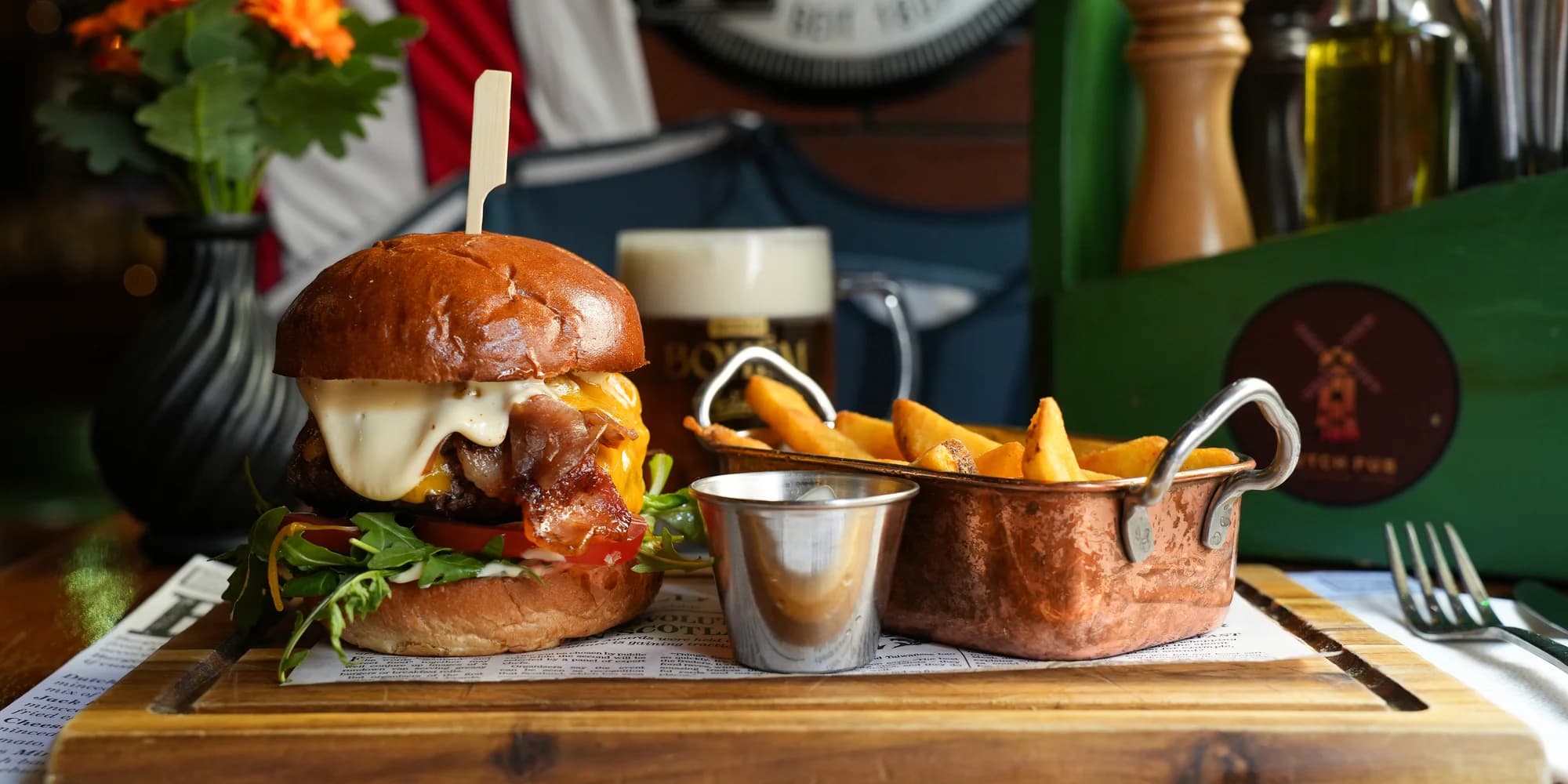 Hovězí burger a hranolky v holandském pubu: na výběr 4 druhy burgerů