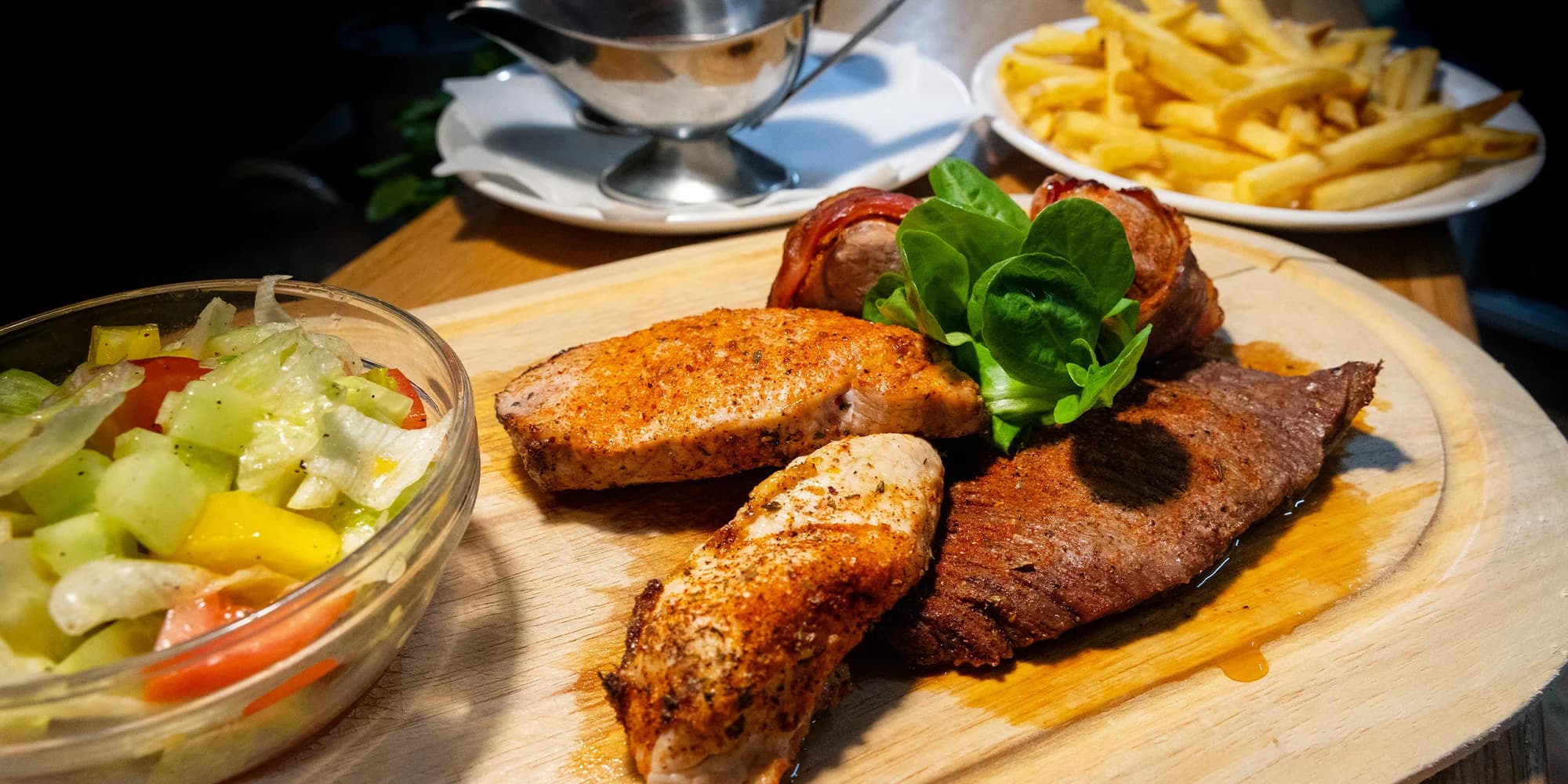 Steakové prkno pro 2–3 osoby: vepřová panenka i kotleta, kuřecí prsa i hovězí flank steak