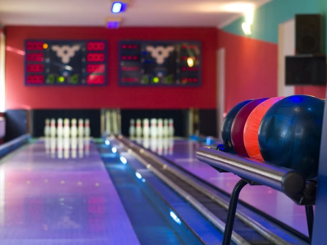 Skoulejte si skvělou zábavu: hodina bowlingu pro partu až 8 hráčů
