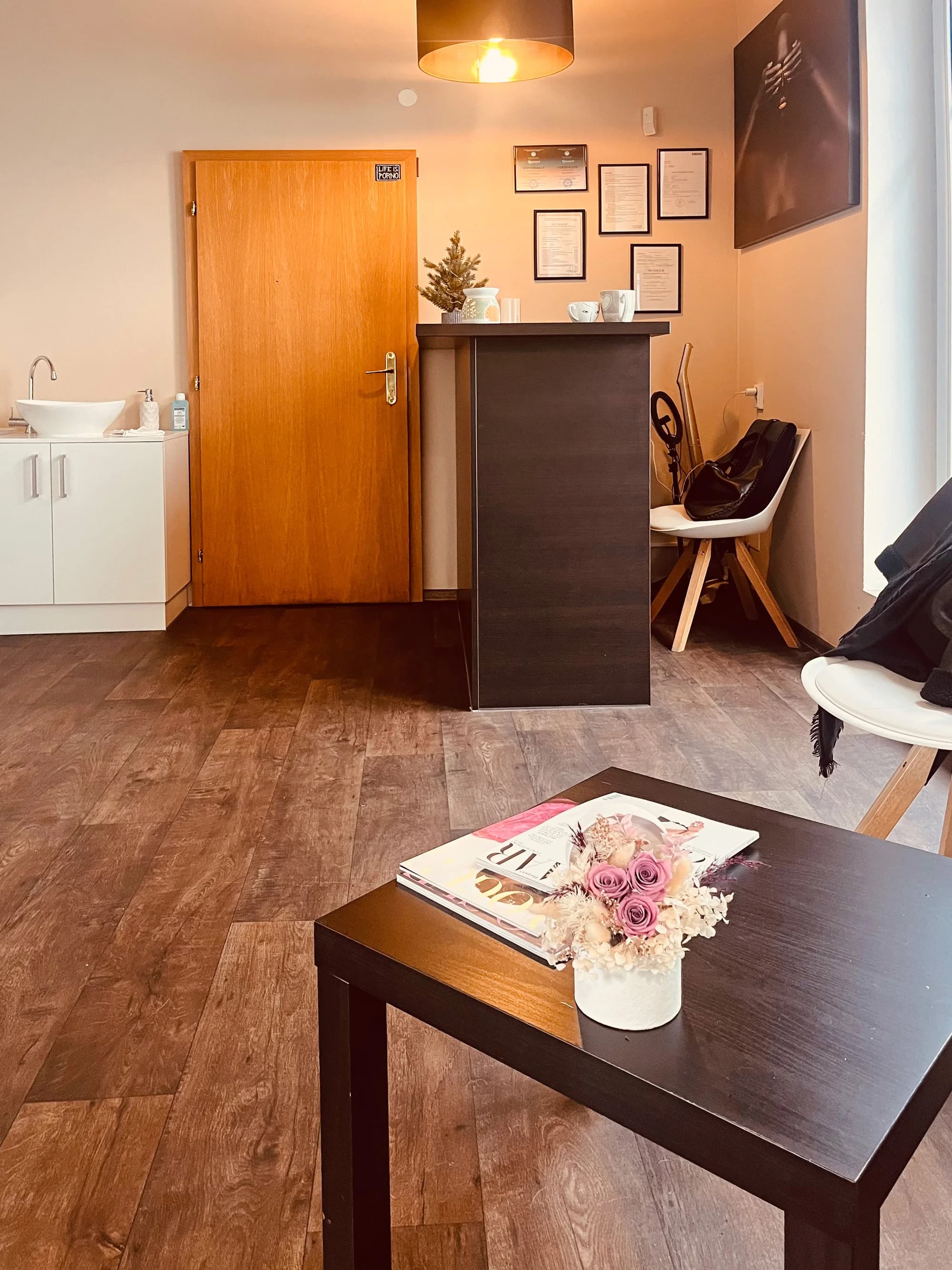 Manikúra, pedikúra bez skalpelu i permanentka na hřejivé parafínové zábaly