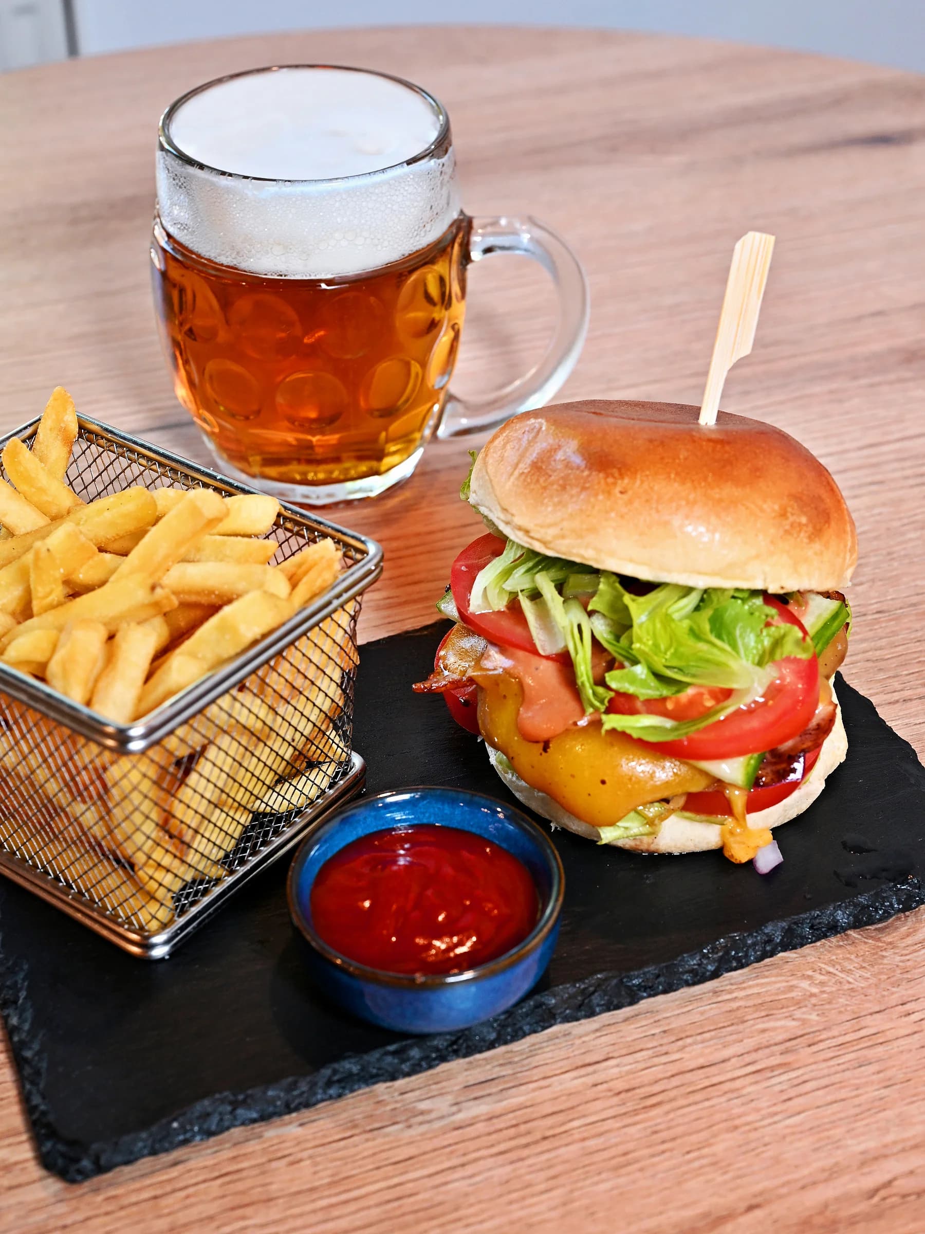 Burger s hranolky, kebab nebo těstoviny dle výběru s nápojem pro 1 i 2 osoby