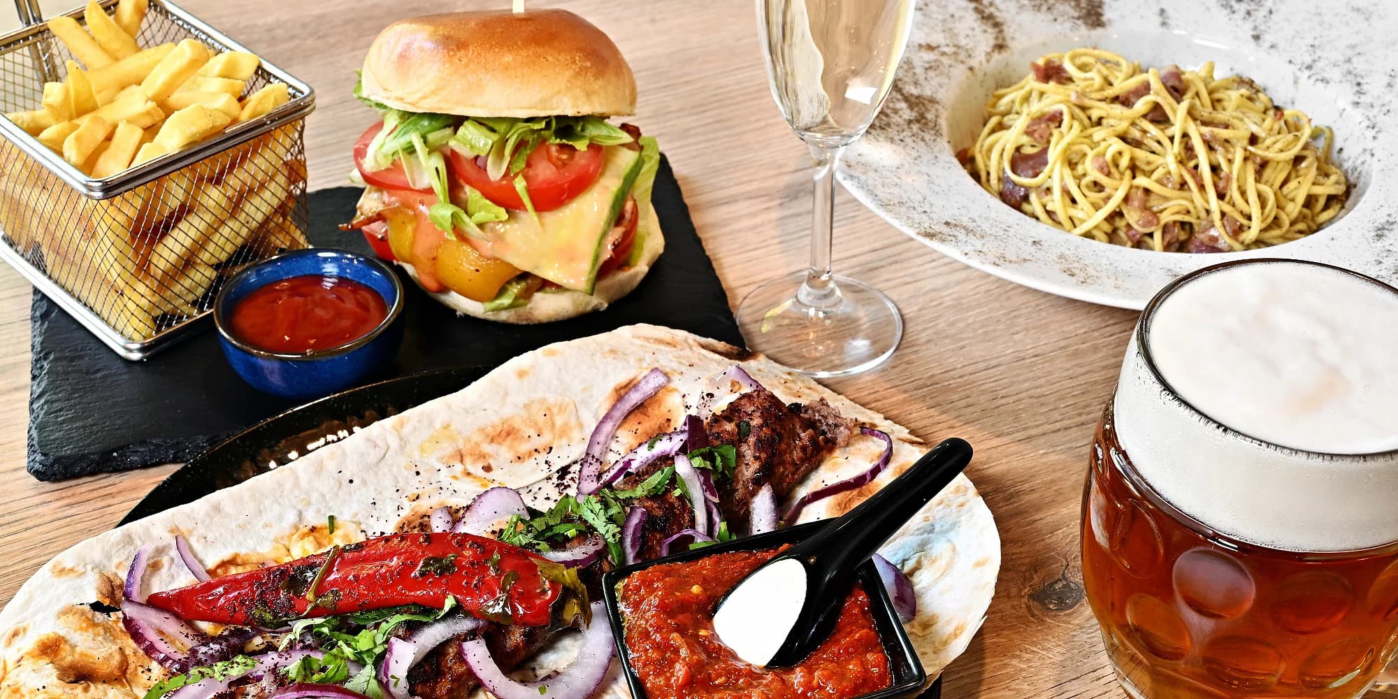 Burger s hranolky, kebab nebo těstoviny dle výběru s nápojem pro 1 i 2 osoby
