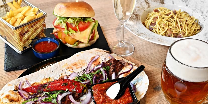Burger s hranolky, kebab nebo těstoviny dle výběru s nápojem pro 1 i 2 osoby