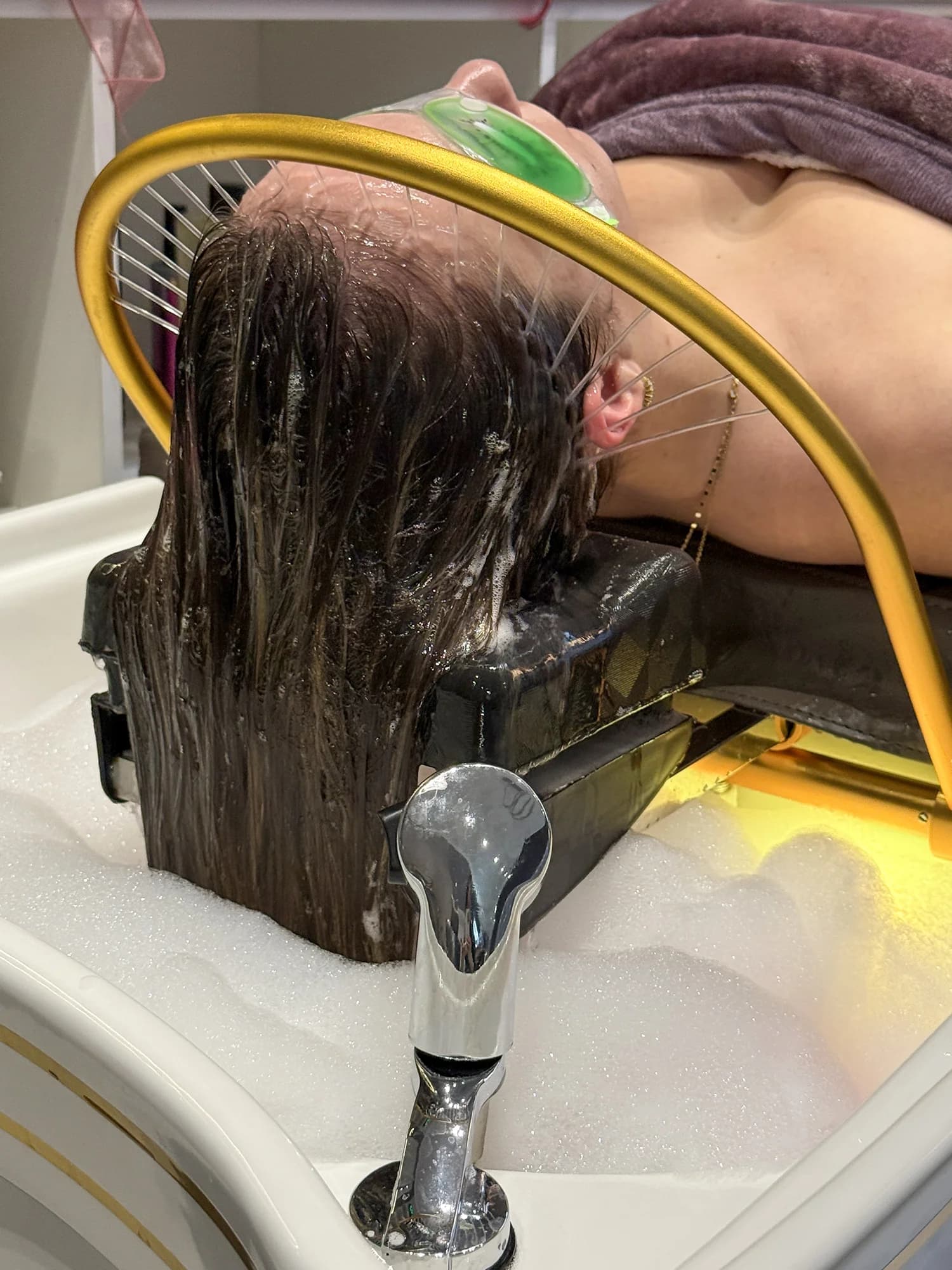 Perfektní relax: head spa –⁠⁠⁠⁠⁠⁠ čištění pleti i vlasové pokožky vč. masáže