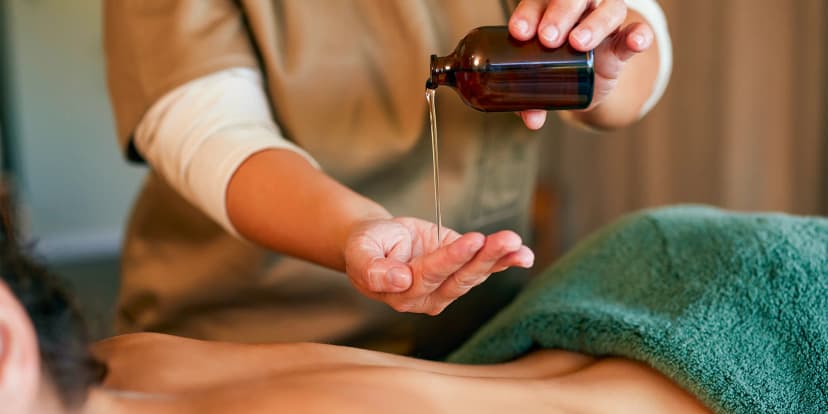 Relaxační masáž zad, celého těla nebo vakuová lymfodrenáž nohou