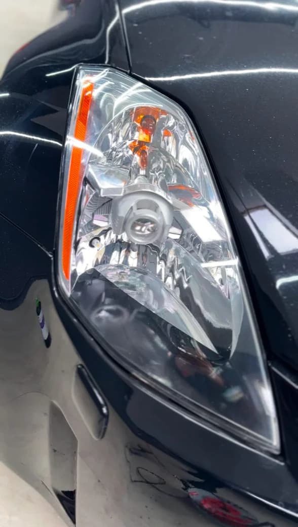 Péče o váš vůz: čištění klimatizace, interiéru a exteriéru, renovace světlometů i mytí motoru