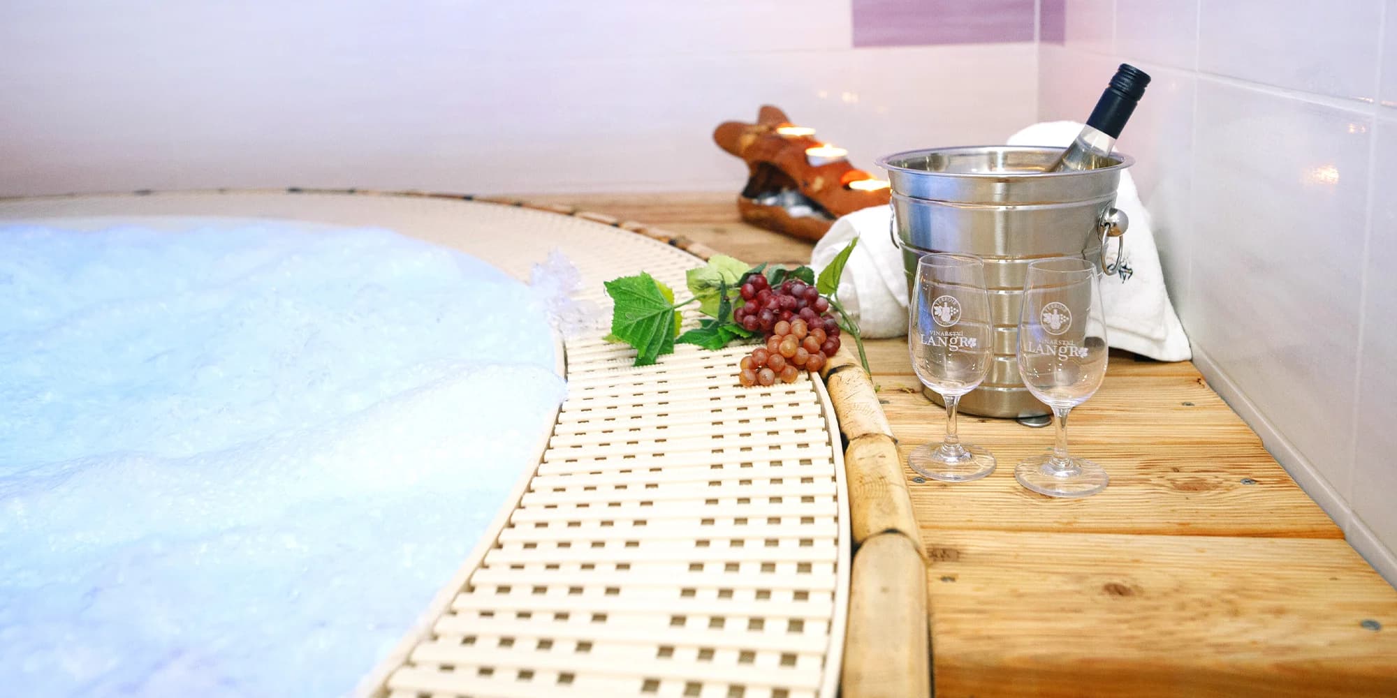 Romantika pro dva: privátní wellness s vířivým sudem a finskou saunou i s možností jídla a šampaňského