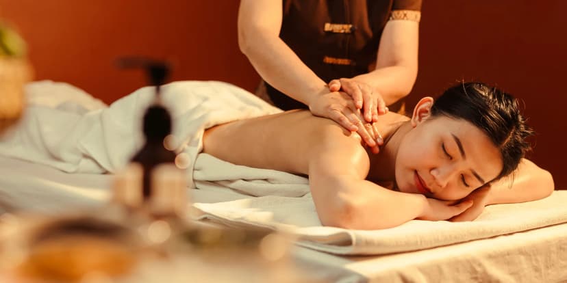 Dopřejte si absolutní relax: thajská olejová či královská masáž v délce 60 minut