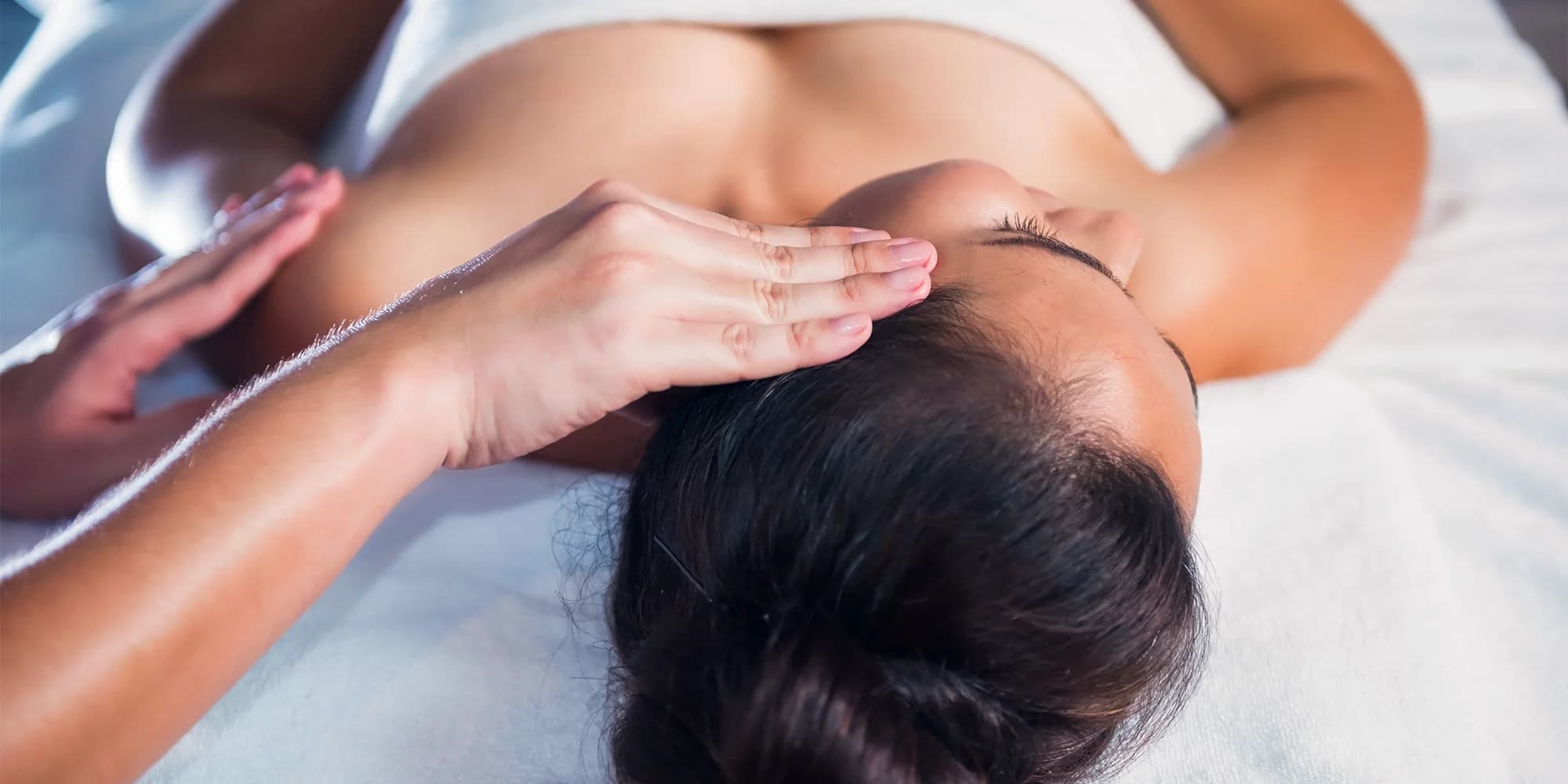 Relax pro tělo i mysl: masážní terapie – ájurvédská masáž, hlazení i kolagenová maska