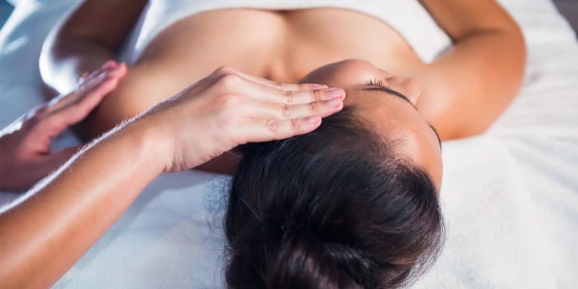 Relax pro tělo i mysl: masážní terapie – ájurvédská masáž, hlazení i kolagenová maska