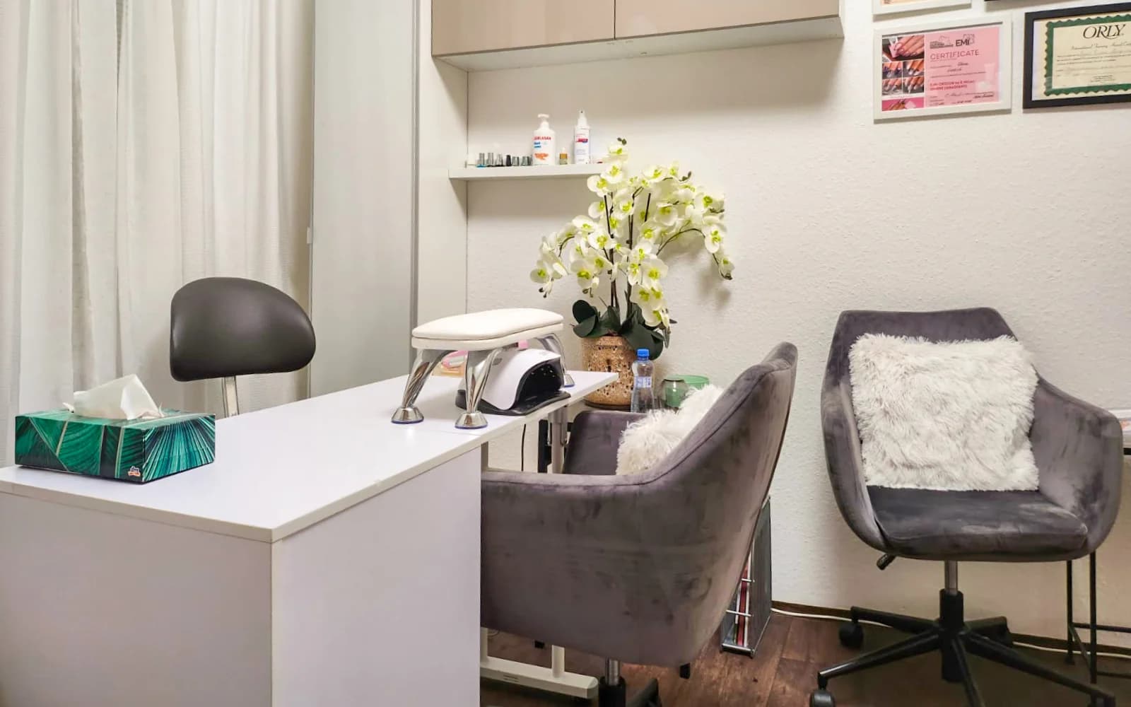 Wellness manikúra nebo přístrojová pedikúra se zábalem a masáží i lakováním