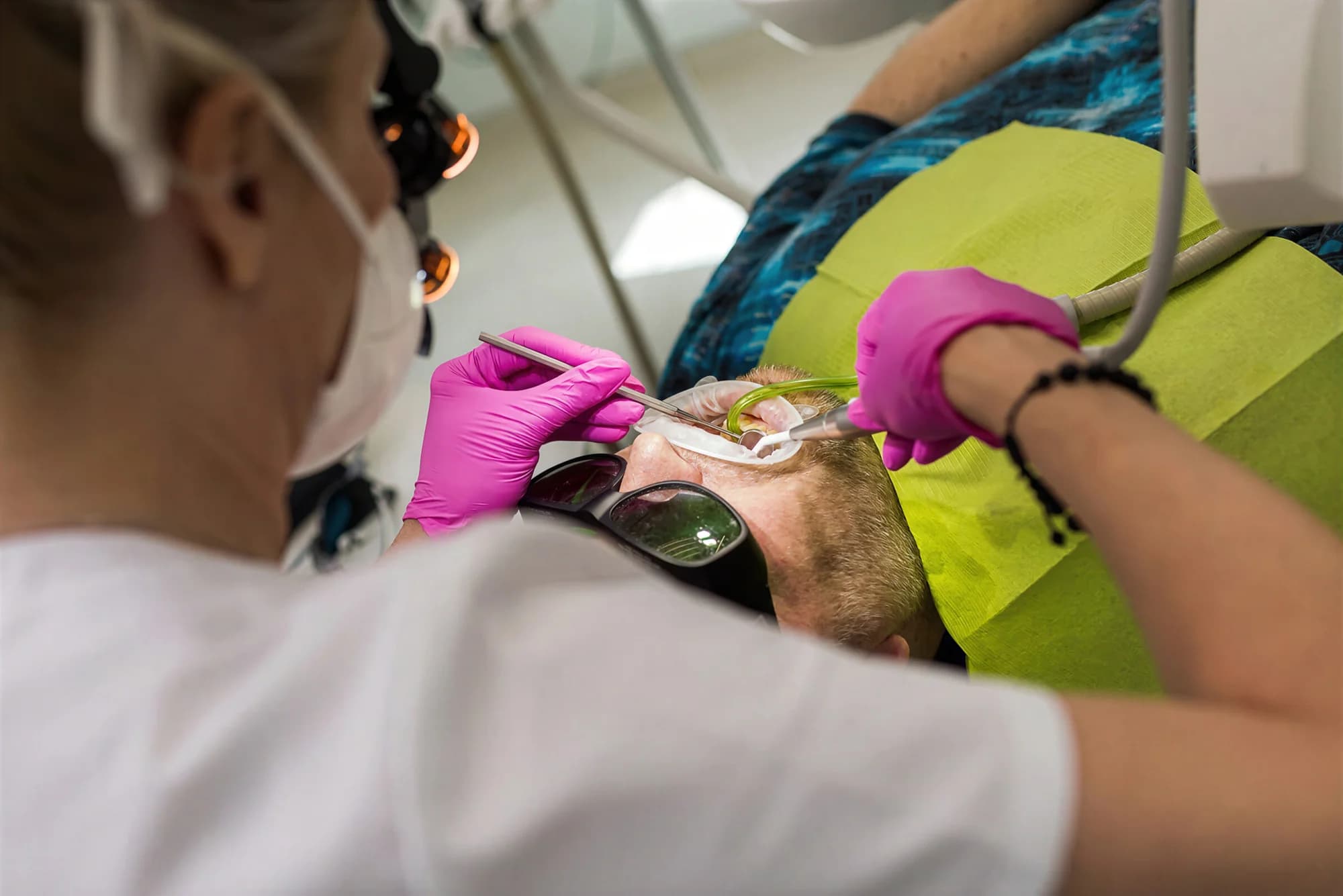 Profesionální péče o úsměv: dentální hygiena s airflow nebo balíček s bělením