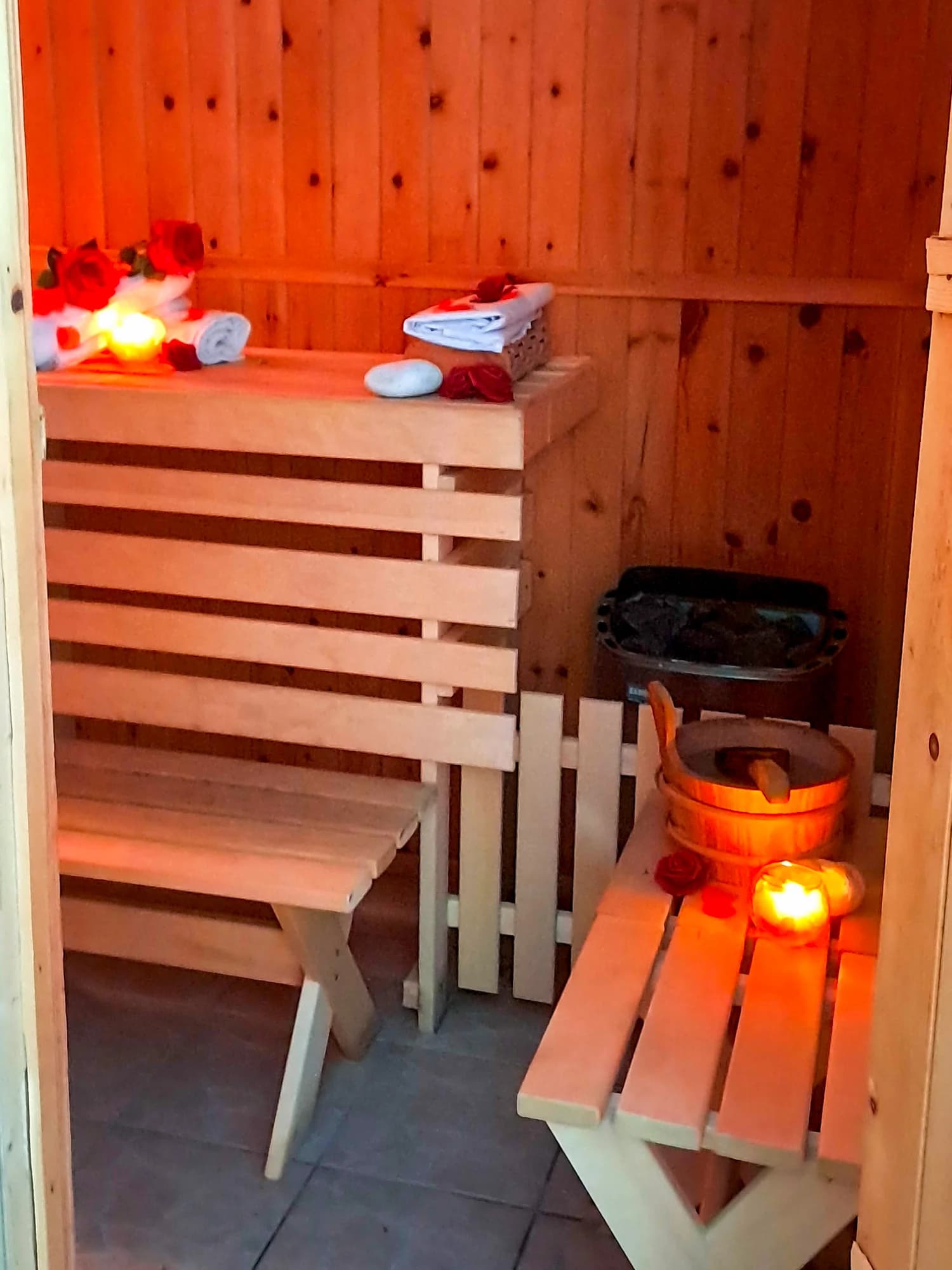 Relax ve dvou: privátní wellness vč. vína a romantické výzdoby, 30 nebo 60 minut