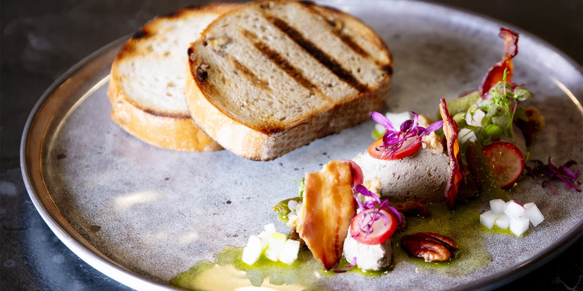 Degustační menu pro dva v restauraci U Eichlerů: husí paštika, vepřová panenka, lívance z podmáslí i nápoje