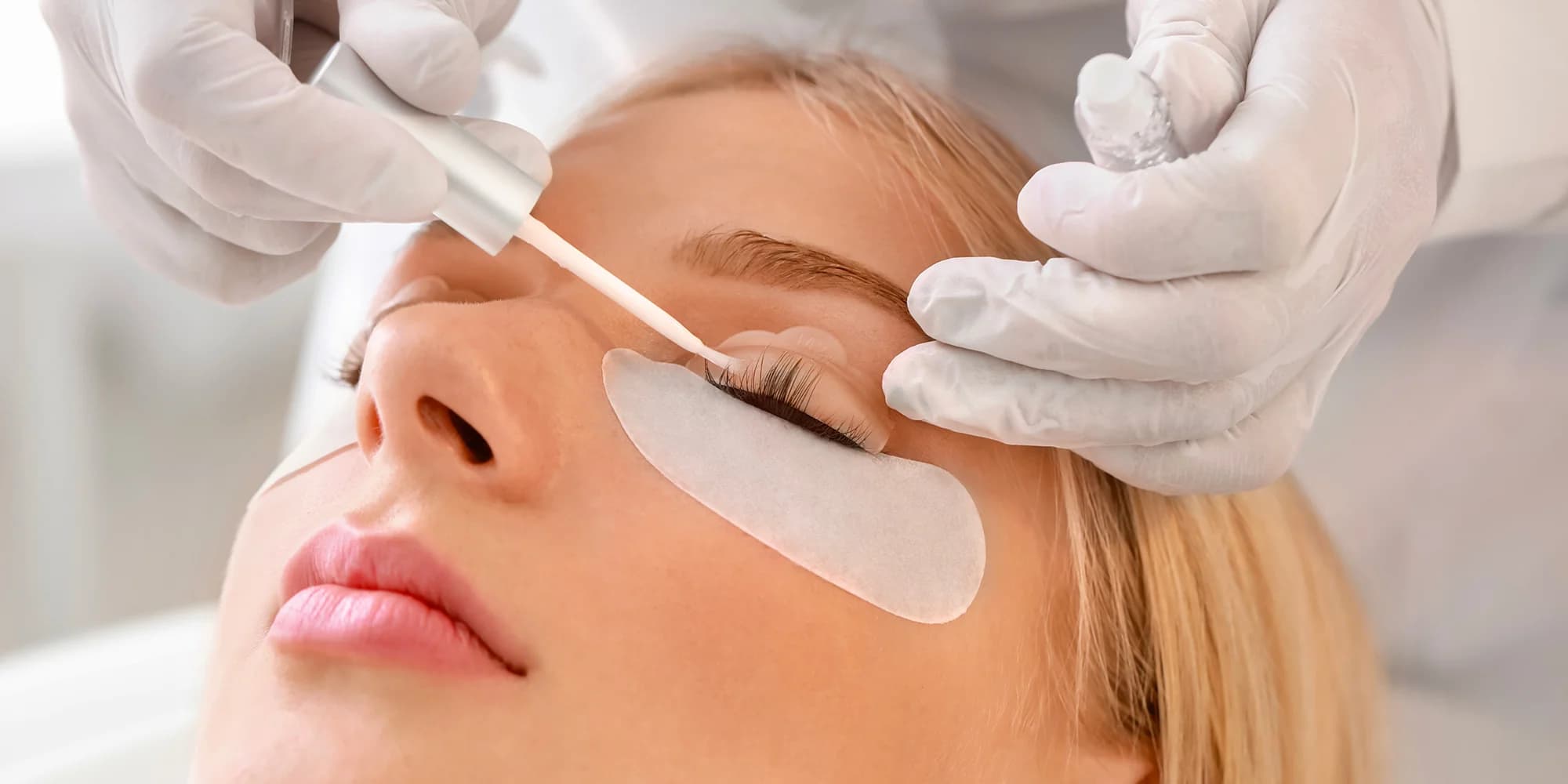 Úprava obočí pro dámy i pány, barvení řas, laminace i lash lifting